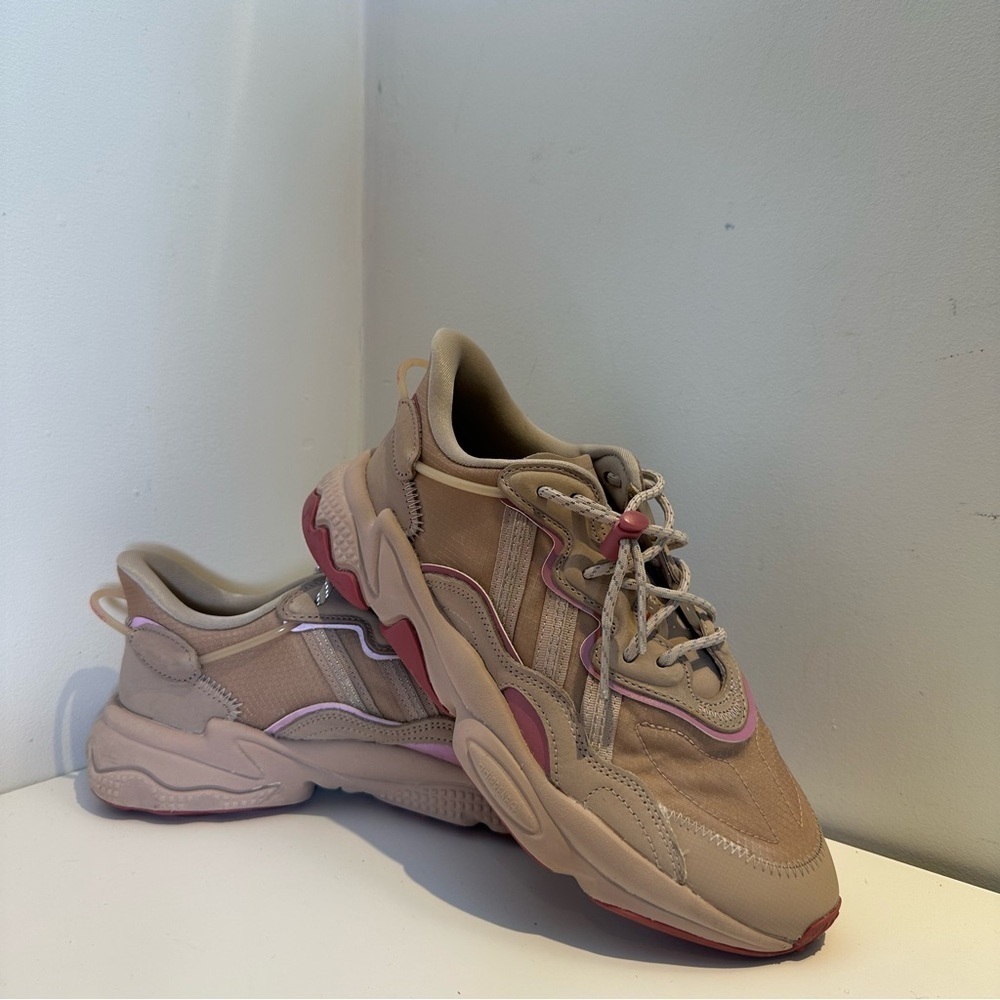 Adidas originals women’s Ozweego in beige and pink